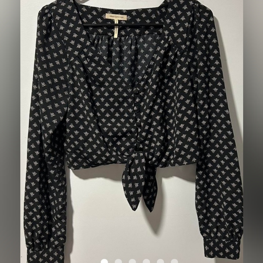 Urban Outfitters Navy/Cream Cropped Knotted Button Blouse Size S-P